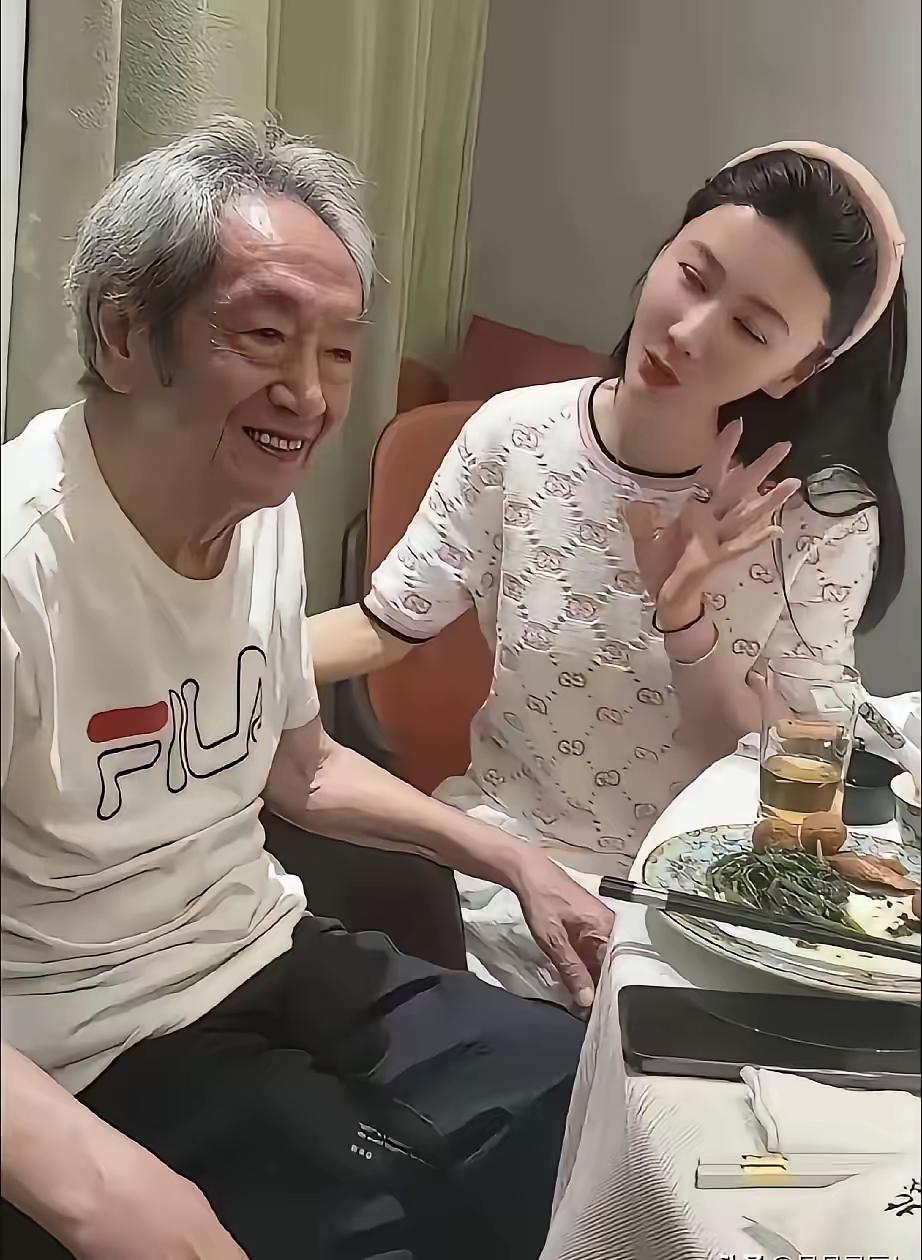 国家一级演员王奎荣今年79岁，和现在比他小37岁的妻子饶芯语看来相处的还好，生有