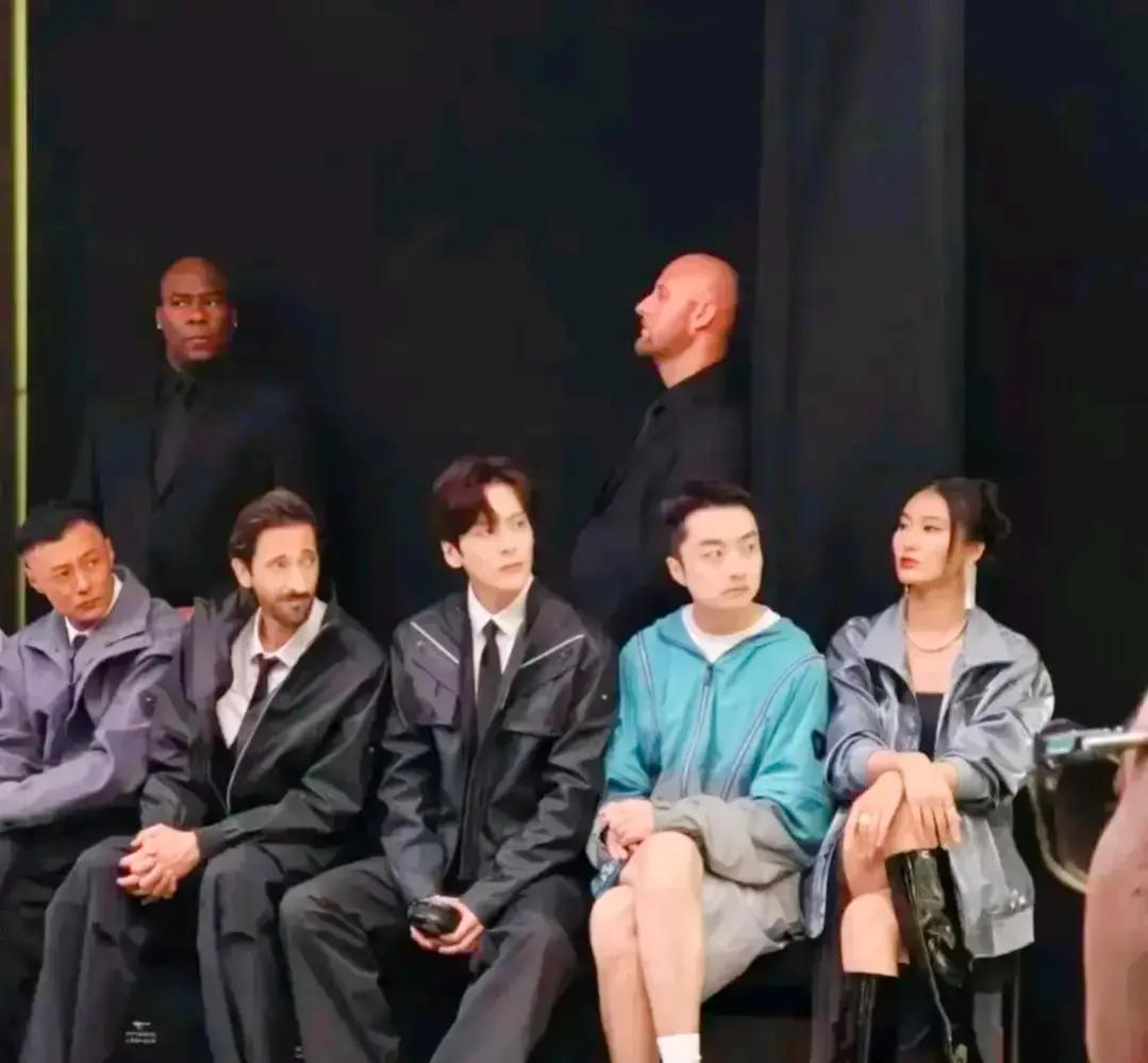 利郎没想到，柒牌很意外，海澜之家更是万万没想到，一觉醒来，七匹狼米兰大秀盛大开启