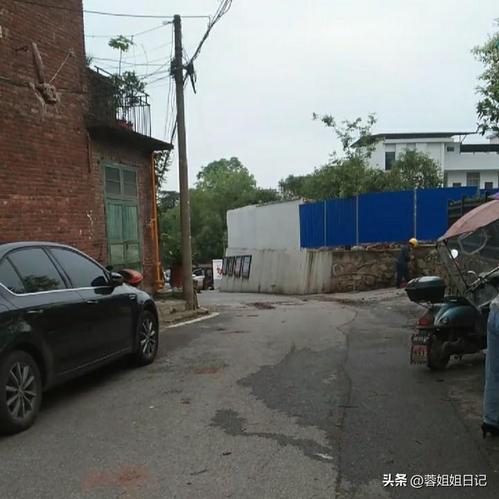 刚才，我和我的一个朋友发信息我问她今天上午有空吗？她说她今天早上4点多就起床了5