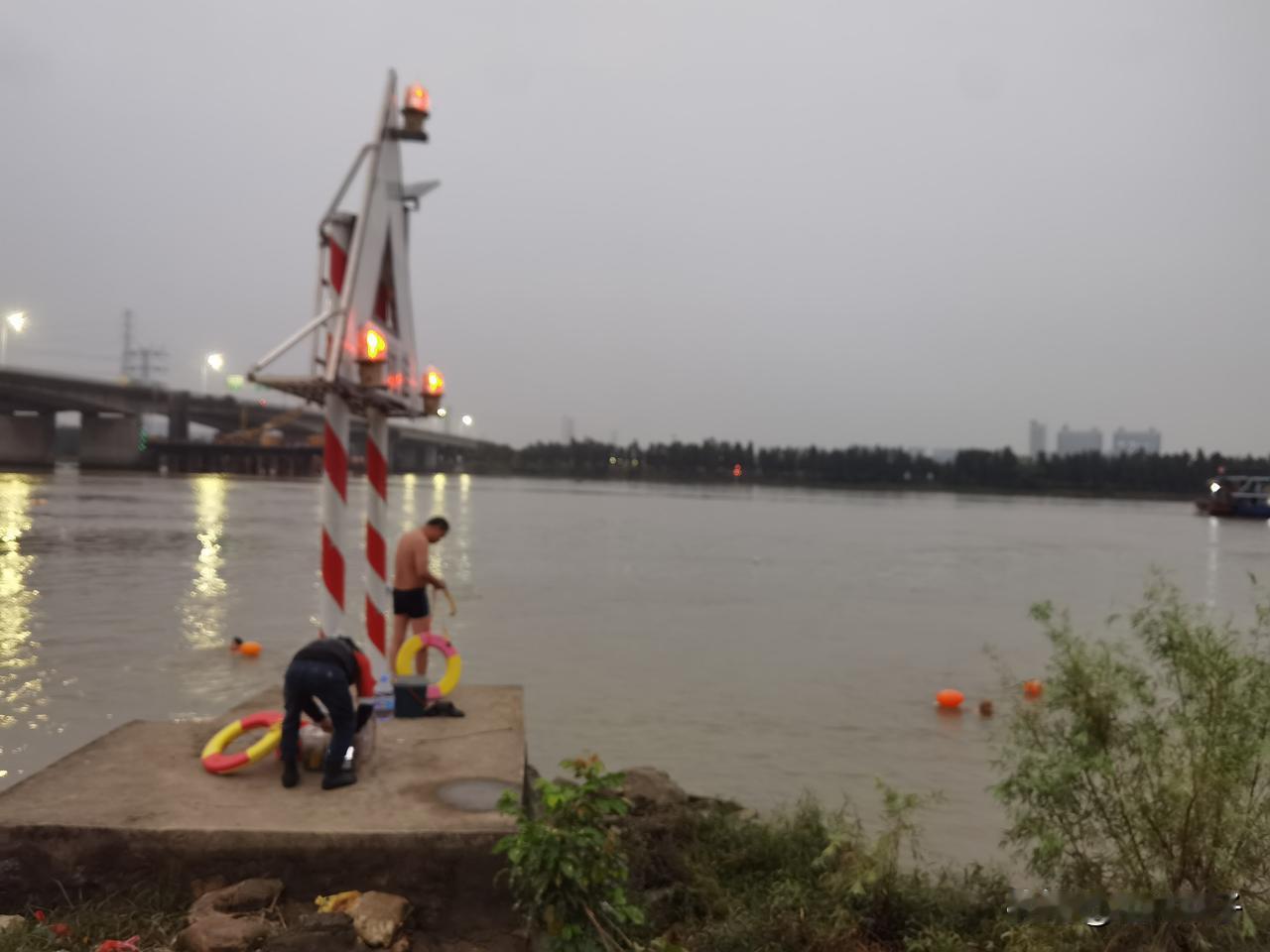 立冬的第一天，
依然“泳”往直前！
南方的气温
室内有20℃，
但室外还是有些冷