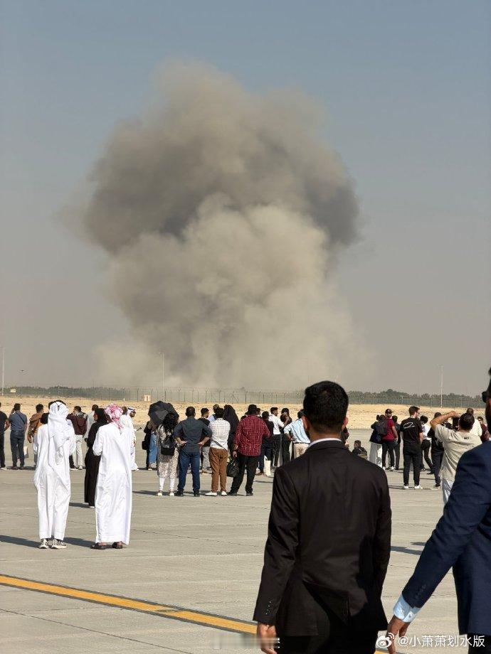 就在刚刚，一架正在飞行表演的军机坠毁，目前现场传回来的消息还不是很明确，基本上有