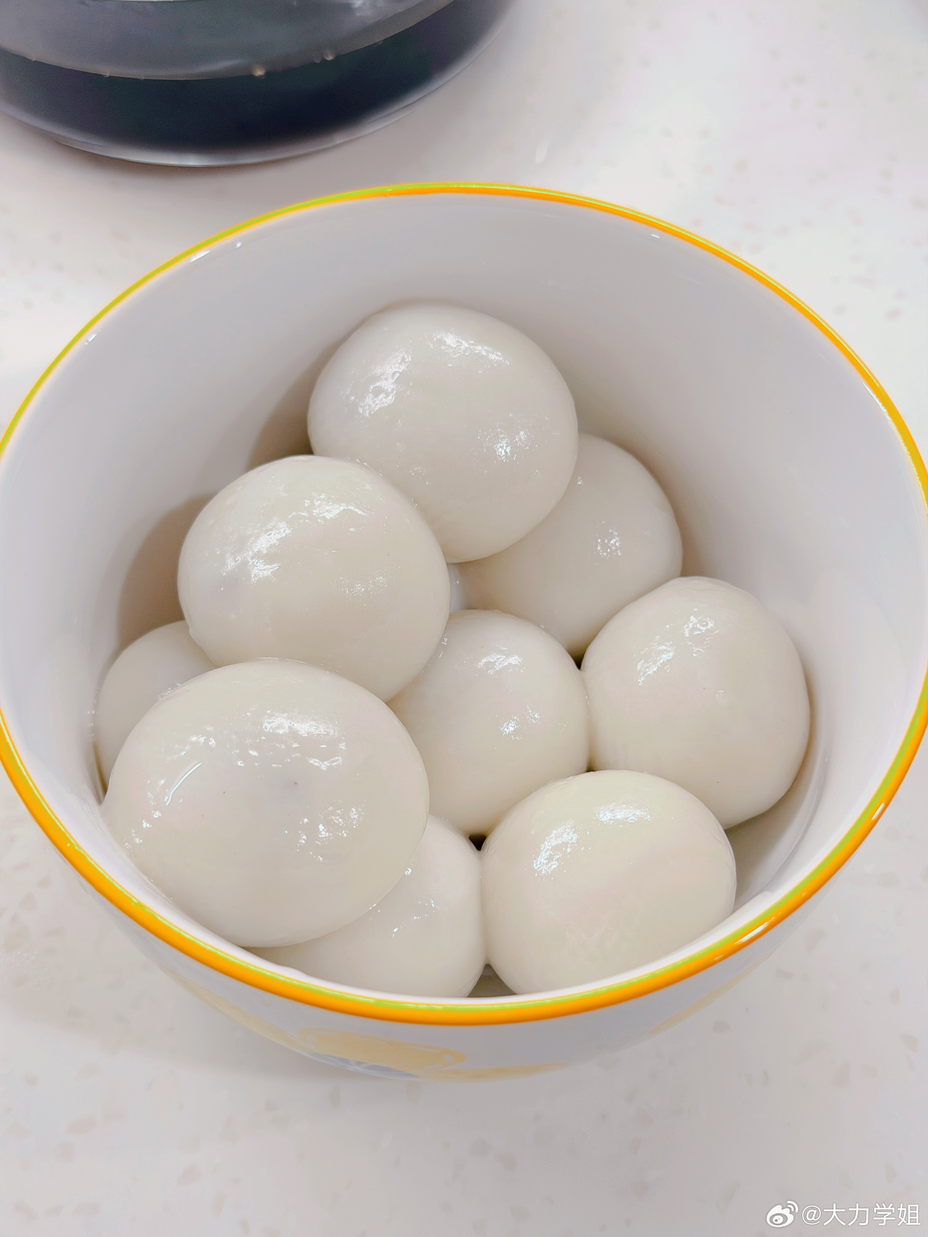 昨天忘了是元宵节今天把没吃的汤圆给补了回来懒得洗锅就拿来蒸了没想到口味还挺微妙的