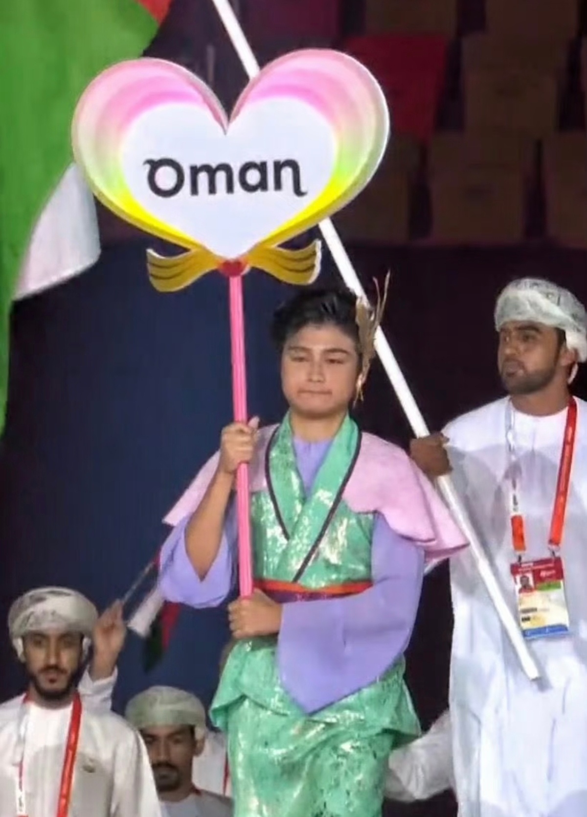 名古屋亚运会上举牌的小哥哥小姐姐，日本全国就找不到几十个帅哥美女了吗？而且长得好