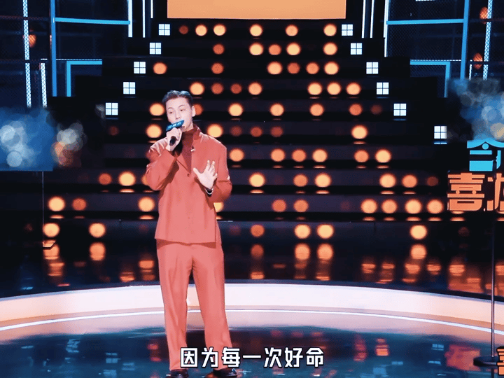 提词器罢工陈伟霆真脱口秀了  突发状况提词器罢工陈伟霆真脱口秀了，直接自己开始说