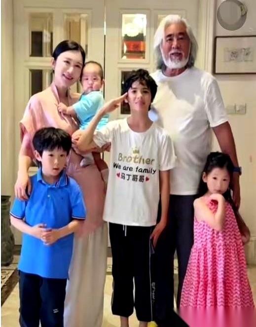 说句可能有点扎心的话，每次看到张纪中抱着娃，跟他老婆站一块儿，都感觉像是祖孙三代