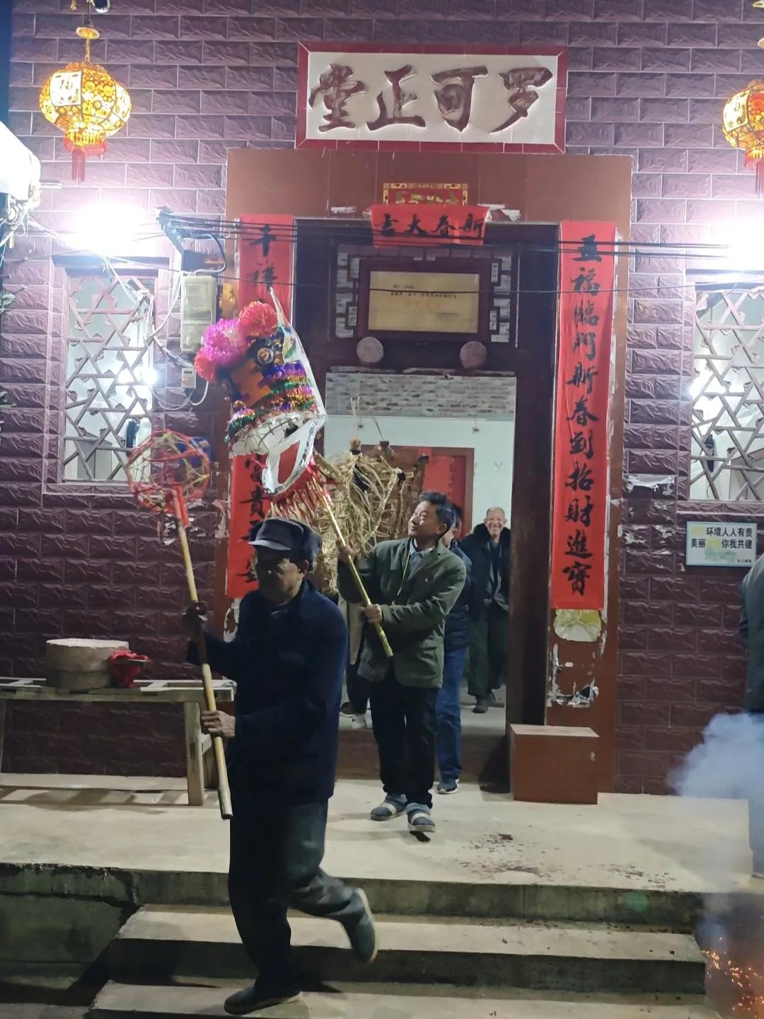 除夕夜，祁东县金槐村罗町组热闹非凡的舞香灯活动拉开了帷幕。
回家的年轻人此时有了