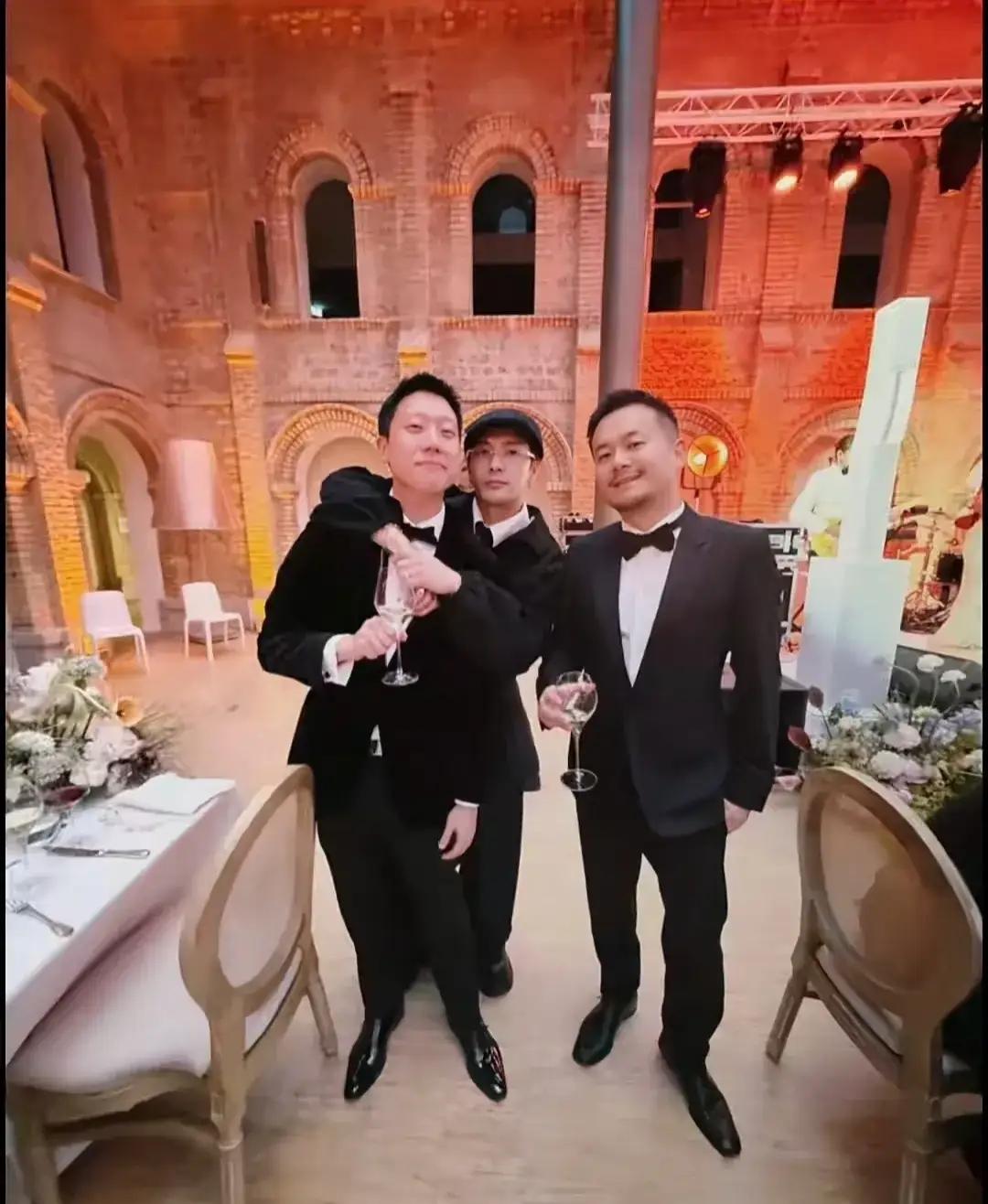 蔡旺庭跟同龄人更能玩得到一块去，在梁安琪面前中规中矩的，跟何超欣王嘉尔就是放飞自