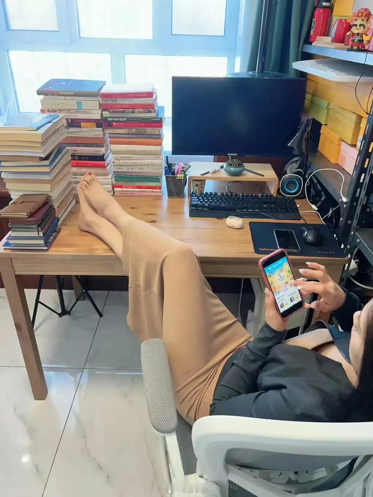 体制内的有钱人也还在用home键iPhone。一个比考公考编更难的事 ​​​
