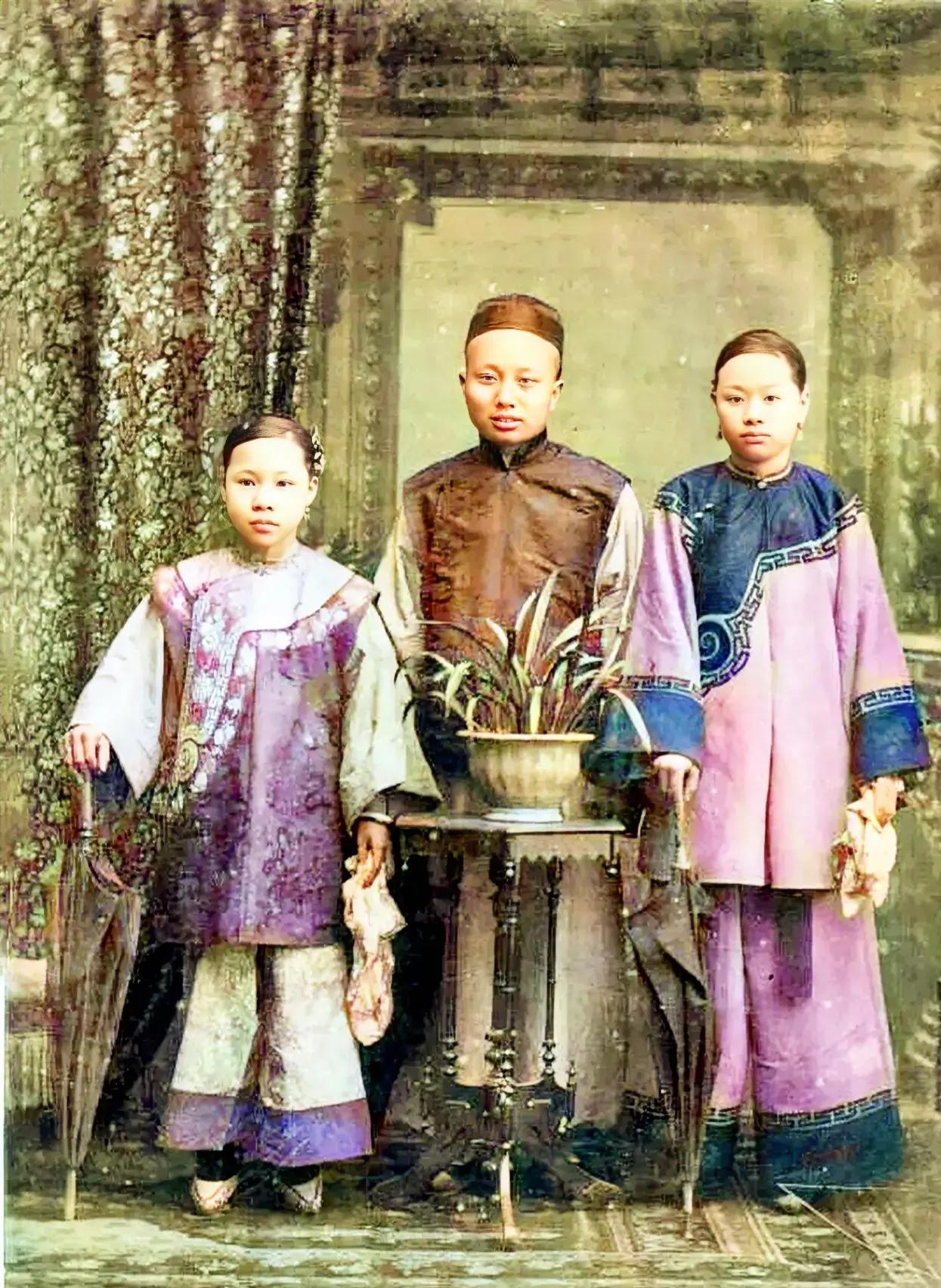 1890年，三个台湾年轻人，一张罕见的合影，男子中间，戴着瓜皮帽，穿着长袍马褂，
