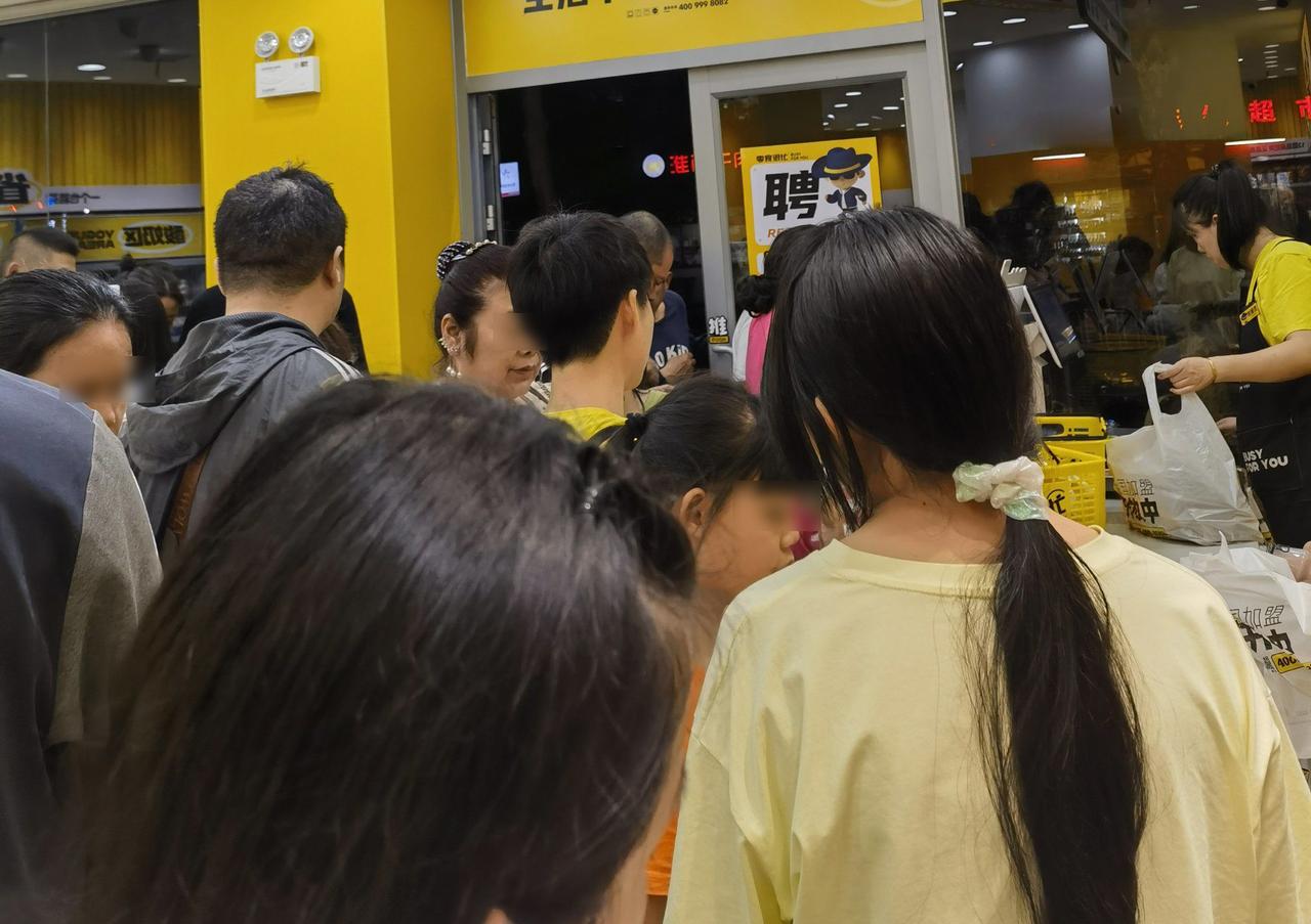 附近有2家零食店，甲家经常排长龙，乙家生意稍微冷淡些。我就不理解了，甲家有时候都