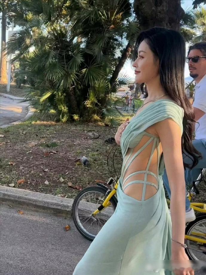 天爱若有一点赘肉，就难以驾驭这件衣服。 