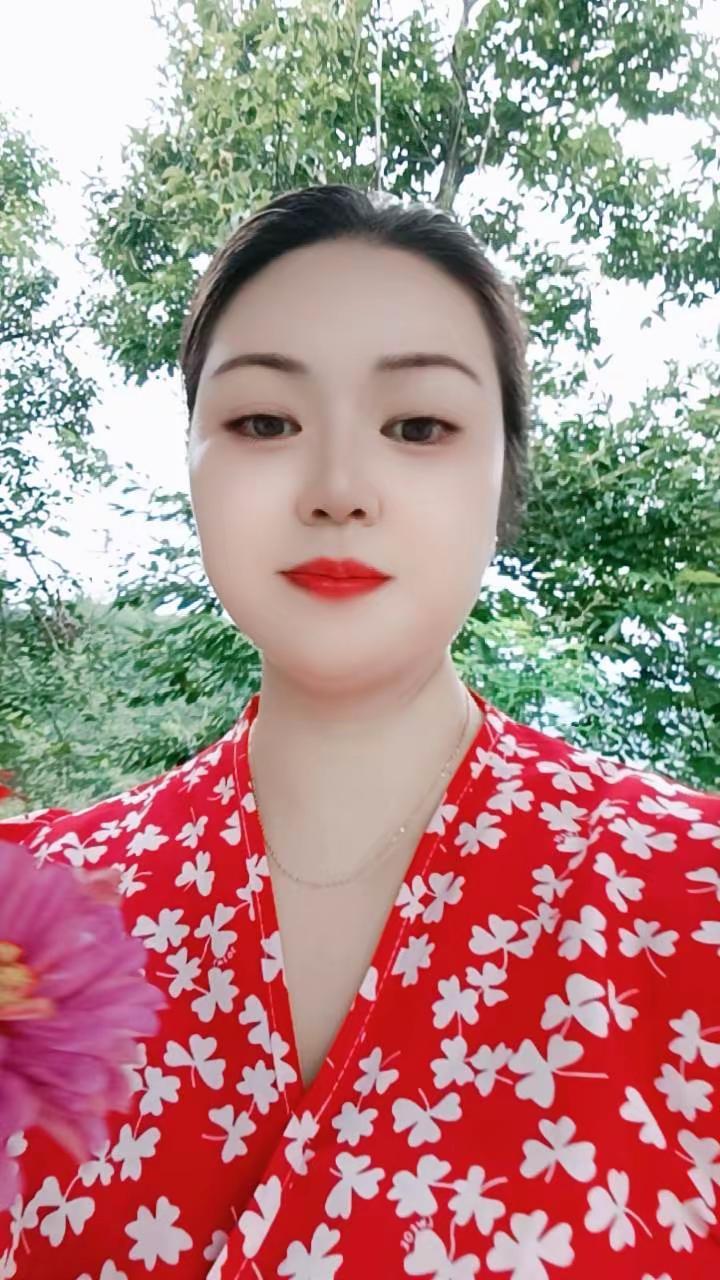 明明自己都捉襟见肘，却偏偏想要做个好人姐的温柔与霸气 不是谁都能驾驭