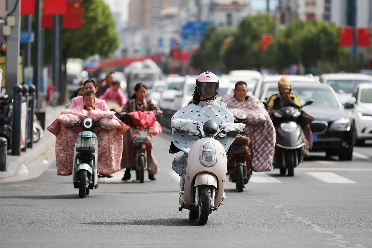 大早上好不容易到岗了，
发现手机落家了。
没手机连微信都登不了，
不得不回家拿了