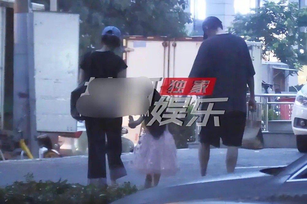#赵又廷高圆圆带女儿散步#高圆圆赵又廷，火出圈了！近日，高圆圆和赵又廷现身小区周
