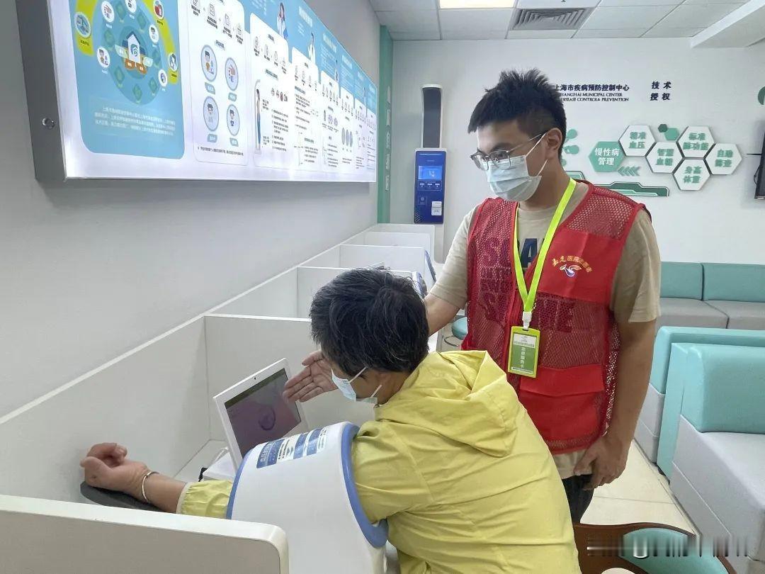 听说了吗？今后的药店不仅卖药赚钱，还要承担相应的社会责任，为快递员、环卫工等户外