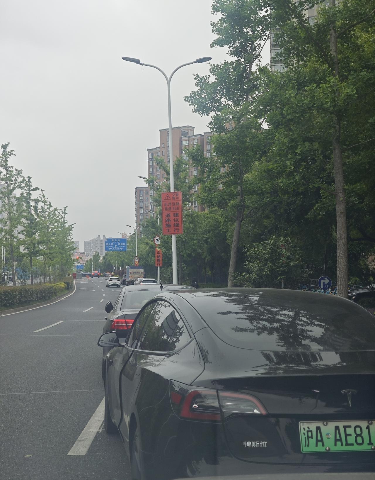 以前，只要人在车上，马路边都能找到候人的地方。如今，路边全部属于停车公司。一进划