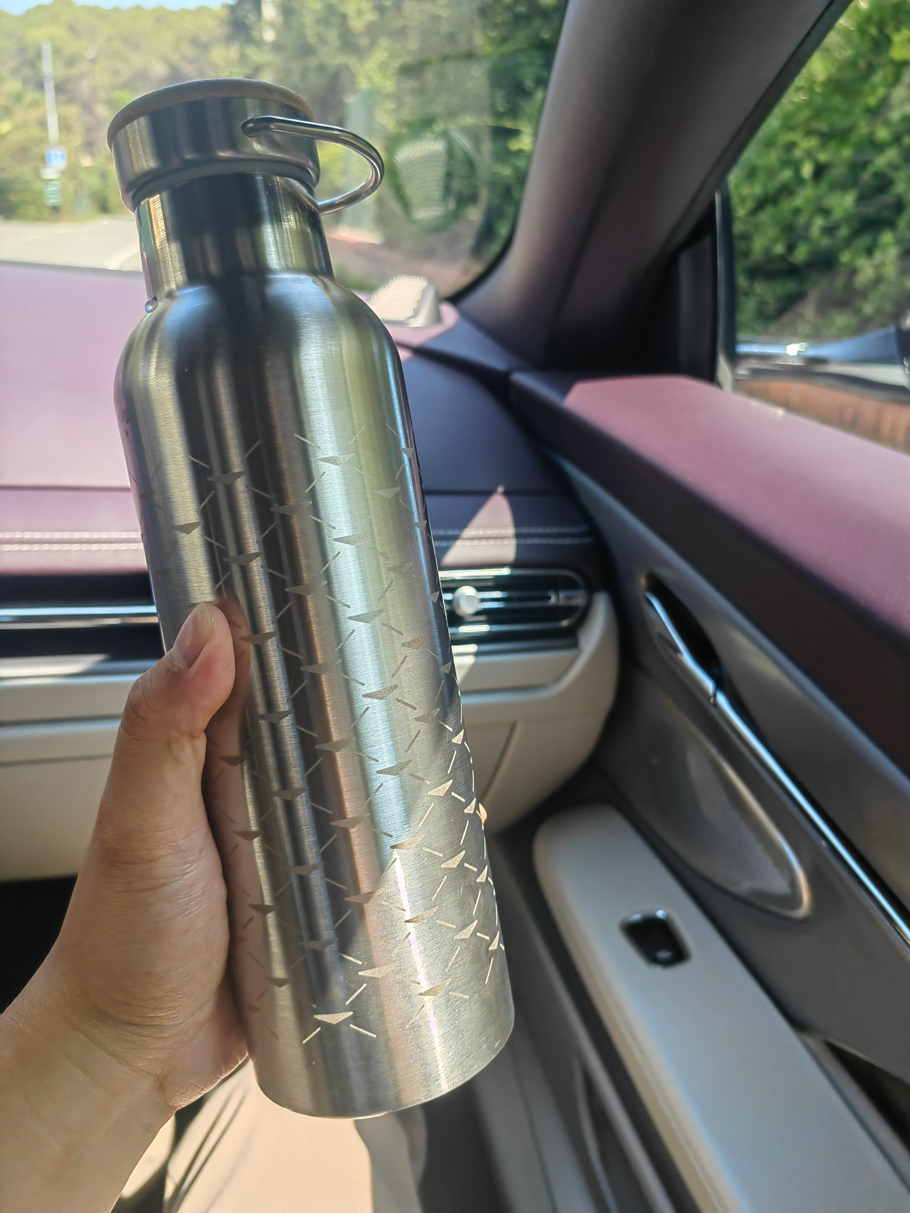 在DB12上发现主副驾各有一个保温瓶，感觉太贴心了。打开一喝，发现是保温的冰水[