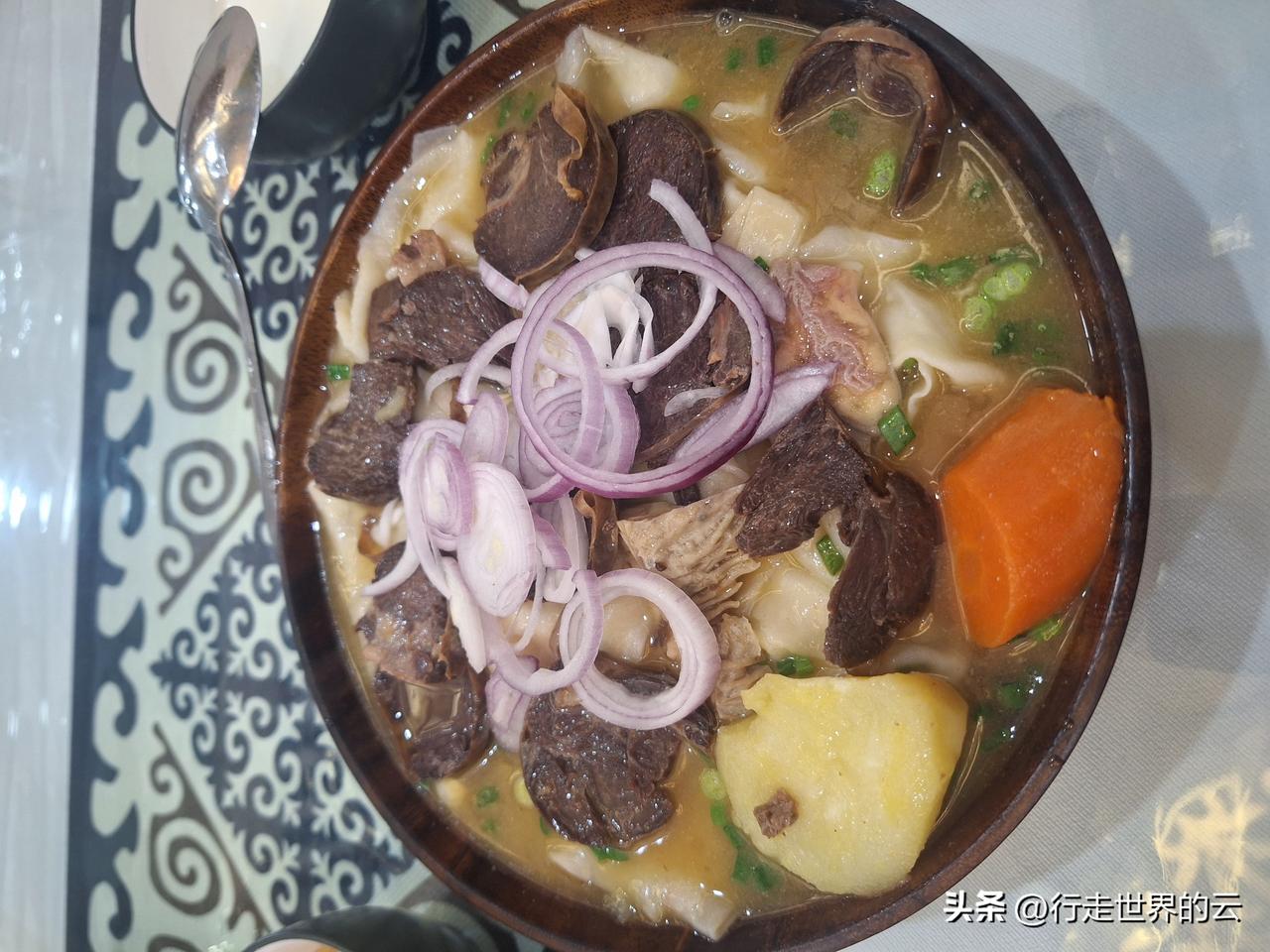 哈萨克特色名吃——“马肠子那人”。“那人”在哈萨克语中是“面片”的意思。这是用马