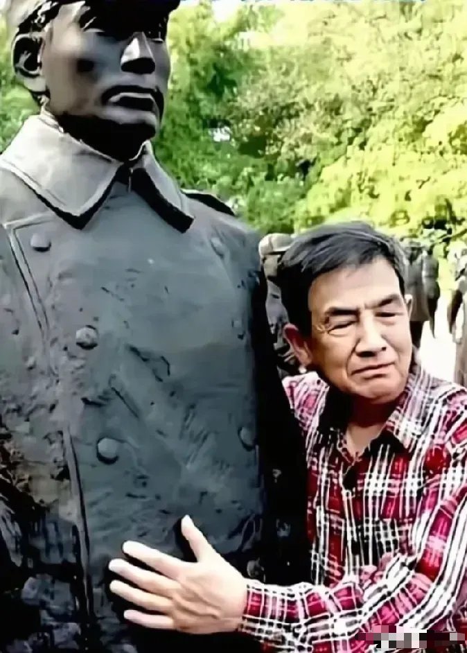 晚年张居礼轻抚父亲张灵甫铜像。父子一生只匆匆见过一两面，从未真正相拥。跨越数十年