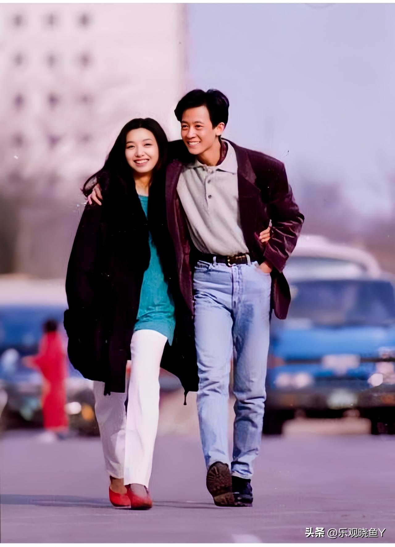 这是1992年王志文和江珊在街道上的一张合影！那时候王志文26岁，洒脱帅气。江珊
