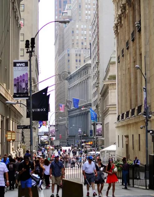 美国三权分立的理论基础是人性是恶的，西方人根本不相信这个世界有大公无私的人，为了