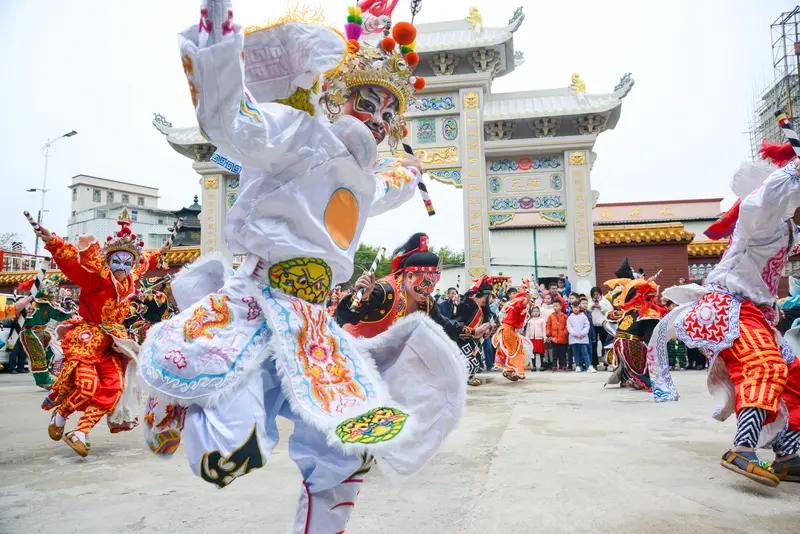 2024年正月初五，汕头潮阳那英歌舞展演巡游活动，简直太燃了！来自多地的15支英