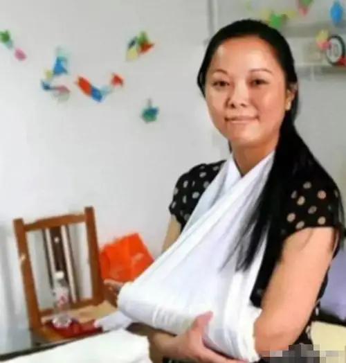 春风化娱：气愤！2011年，杭州2岁女童从10楼掉落，1女子徒手将她接住，结局却
