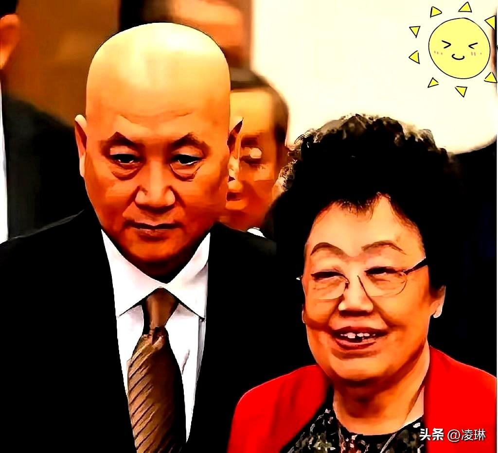 很多人替迟重瑞憋屈，说他连留个头发都要听继子的，活得没尊严。
但我看他，反倒觉得