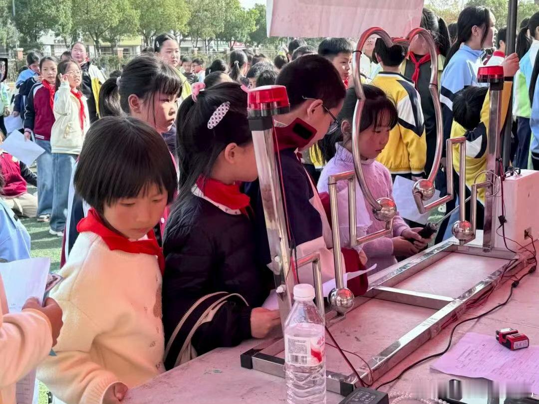 三门流动少年宫来啦！趣味课程点燃萌娃求知欲，家门口的快乐课堂，太赞了！台州三门流