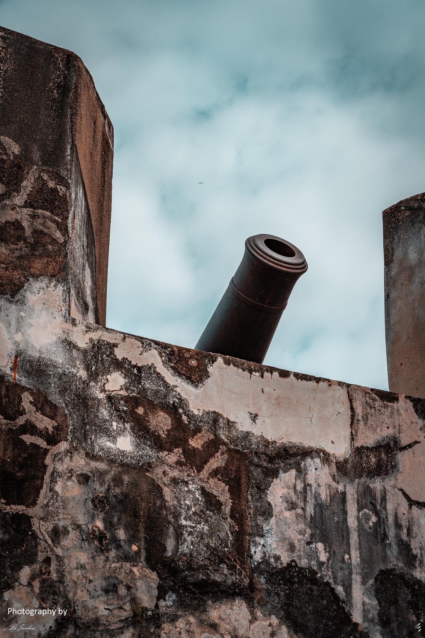 位于澳门大三巴上方的炮台公园，是澳门的主要名胜古迹之一。明神宗年间，为防范海盗，