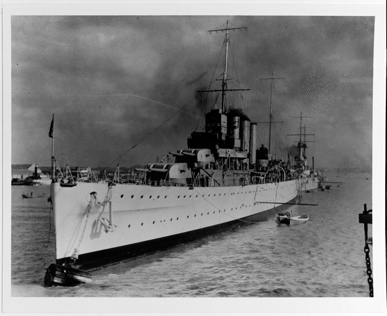 1930年在黄浦江上的“萨福克”号重巡洋舰
在其后面的是法国海军瓦尔德克·卢梭号