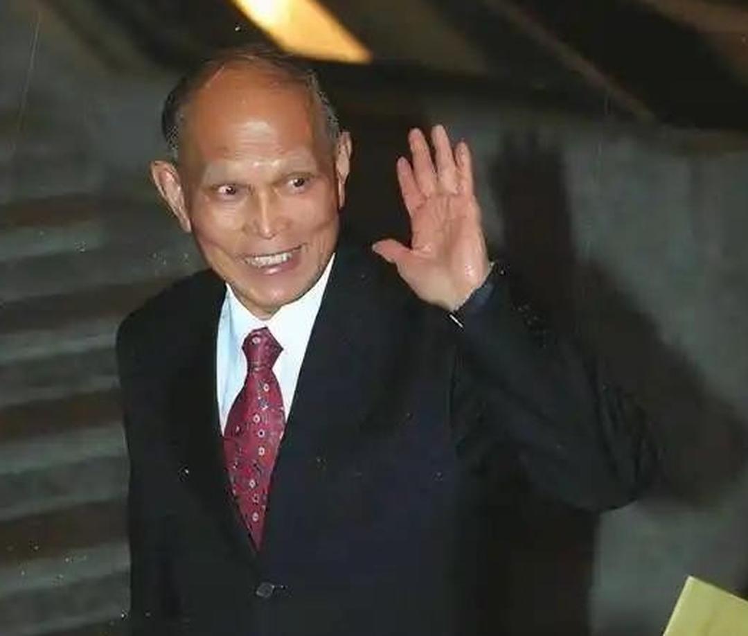 1997年，香港一个昏暗的房间里，张子强的手下递上一份名单，兴奋地说：“大哥，下