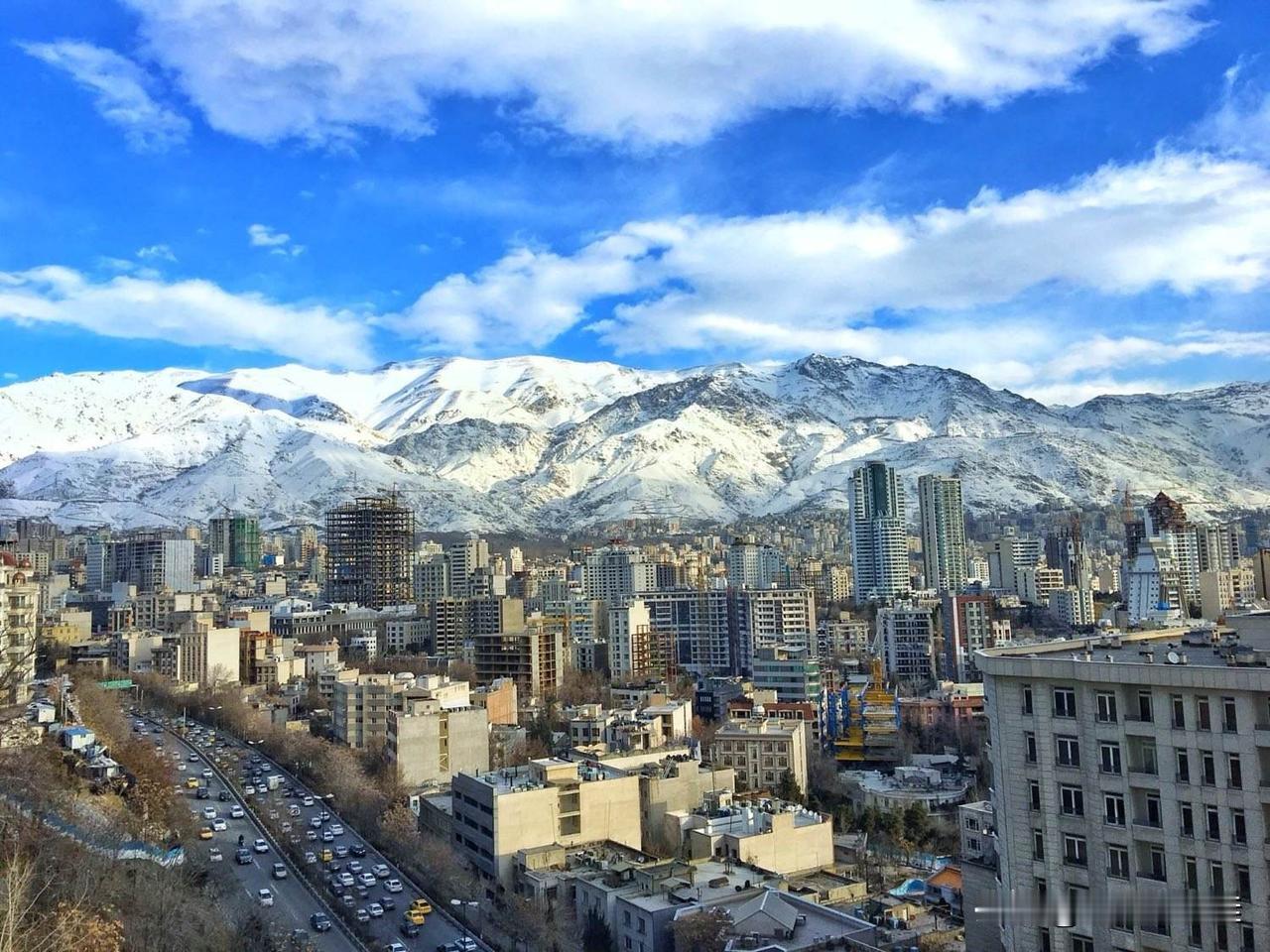 在网络语境中被称作“朗子”的伊朗，前脚刚喊出“克制已结束”的强硬表态，后脚便迅速