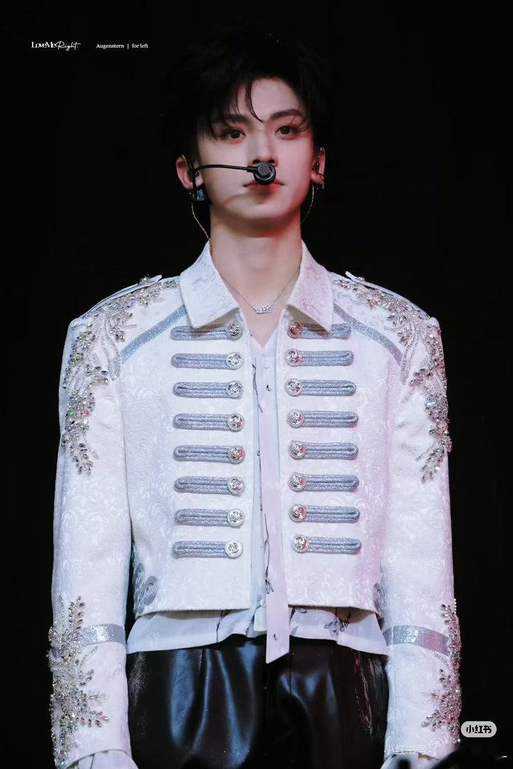 左航提醒大家带外套  左航真的很暖啊，也很帅 