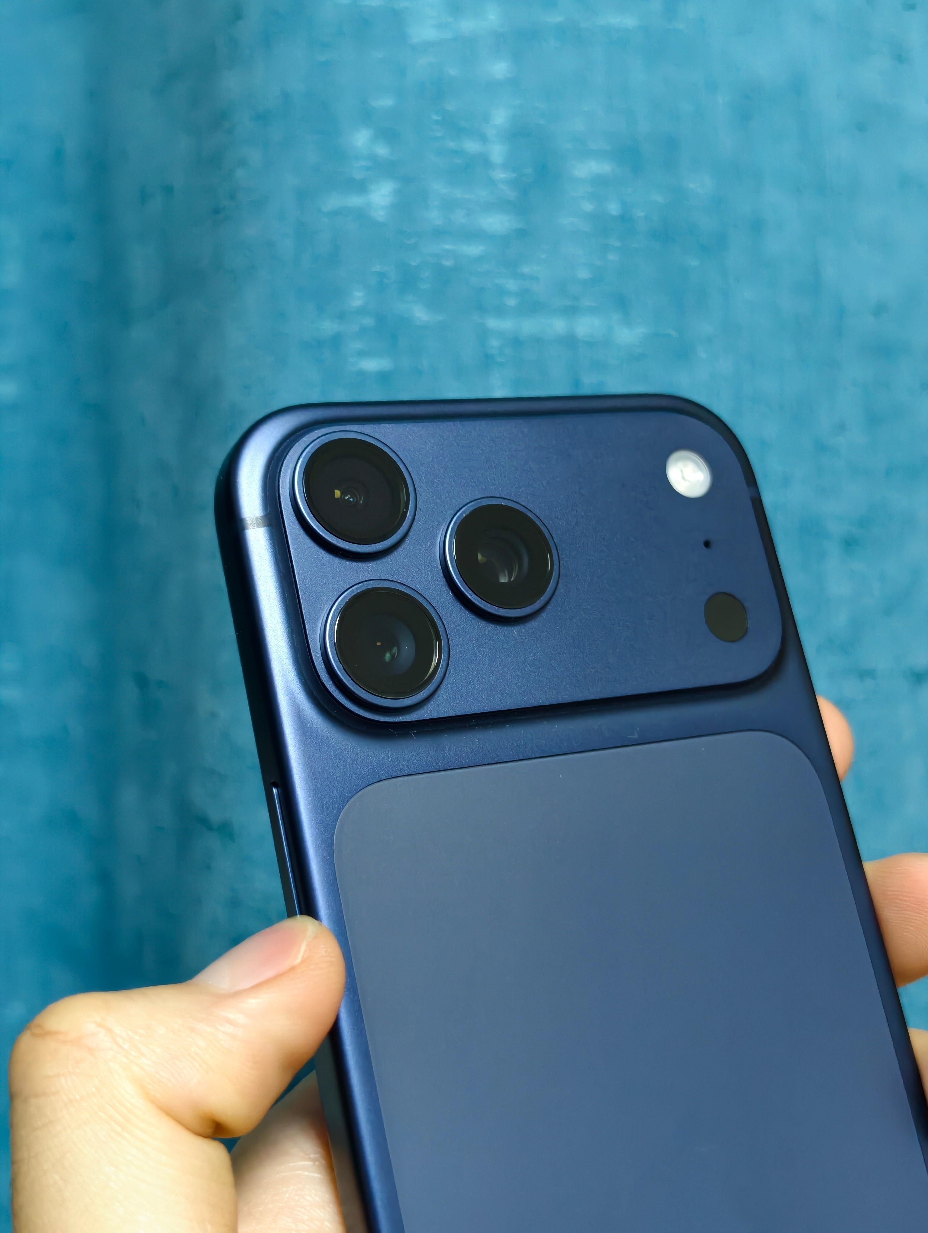 iPhone的销量还是太超模了，截止到今年第七周，iPhone 17系列销量已经