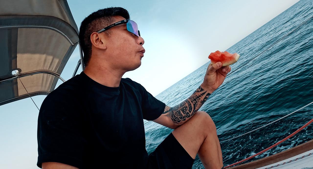 烈日炎炎下的印度洋，气温高达摄氏42度，实在令人难以承受，如同置身炼狱般酷热煎熬