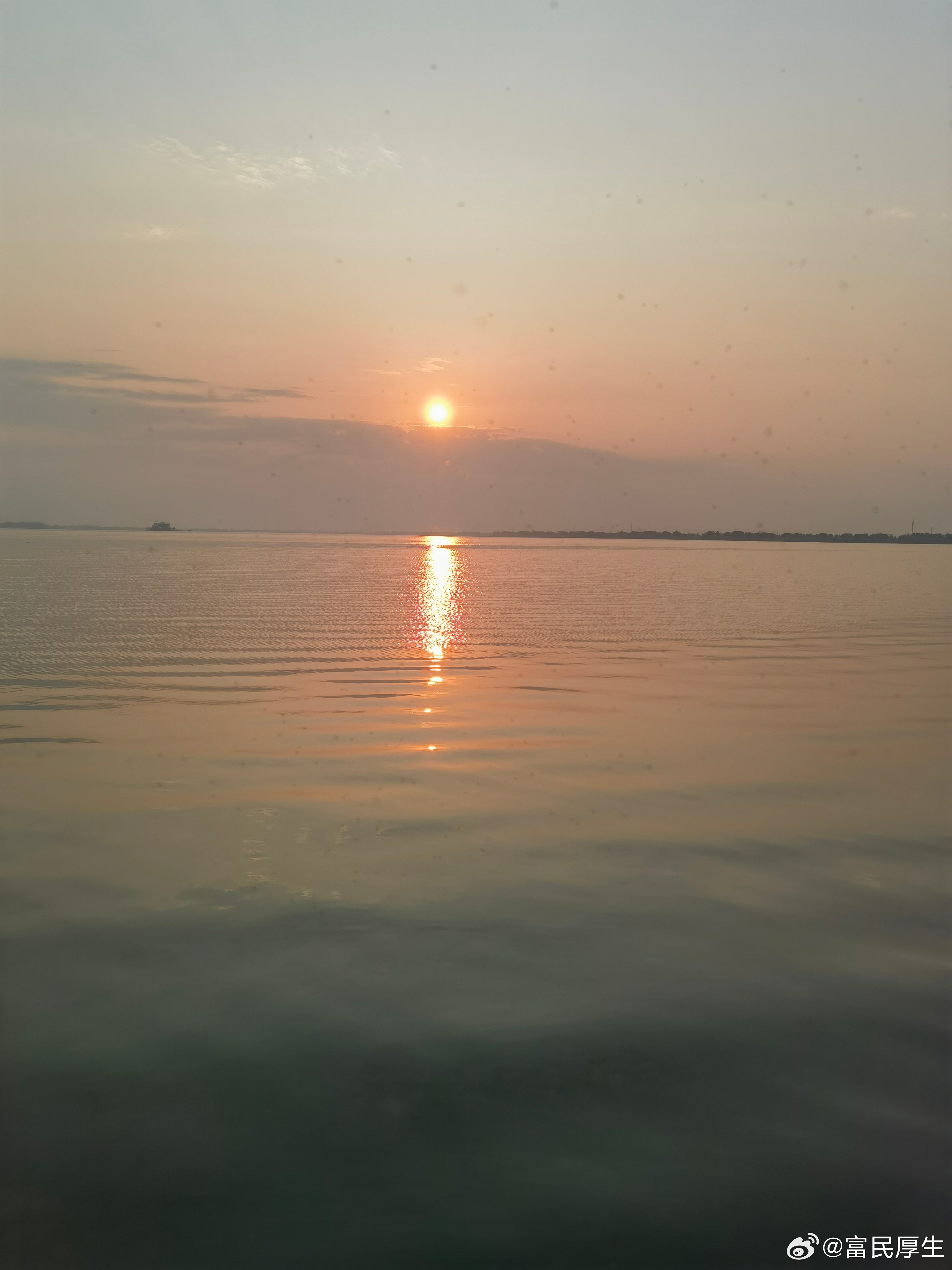 不如做个小吏      苏轼熙宁七年，余在杭州通判任上。是夜月明如昼，独坐衙斋，