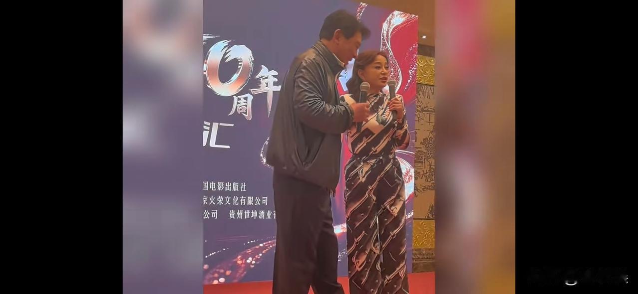 朱时茂说：“刘晓庆最大的特点是有了新朋友不忘老朋友。”
他还指着台下笑着说：“她