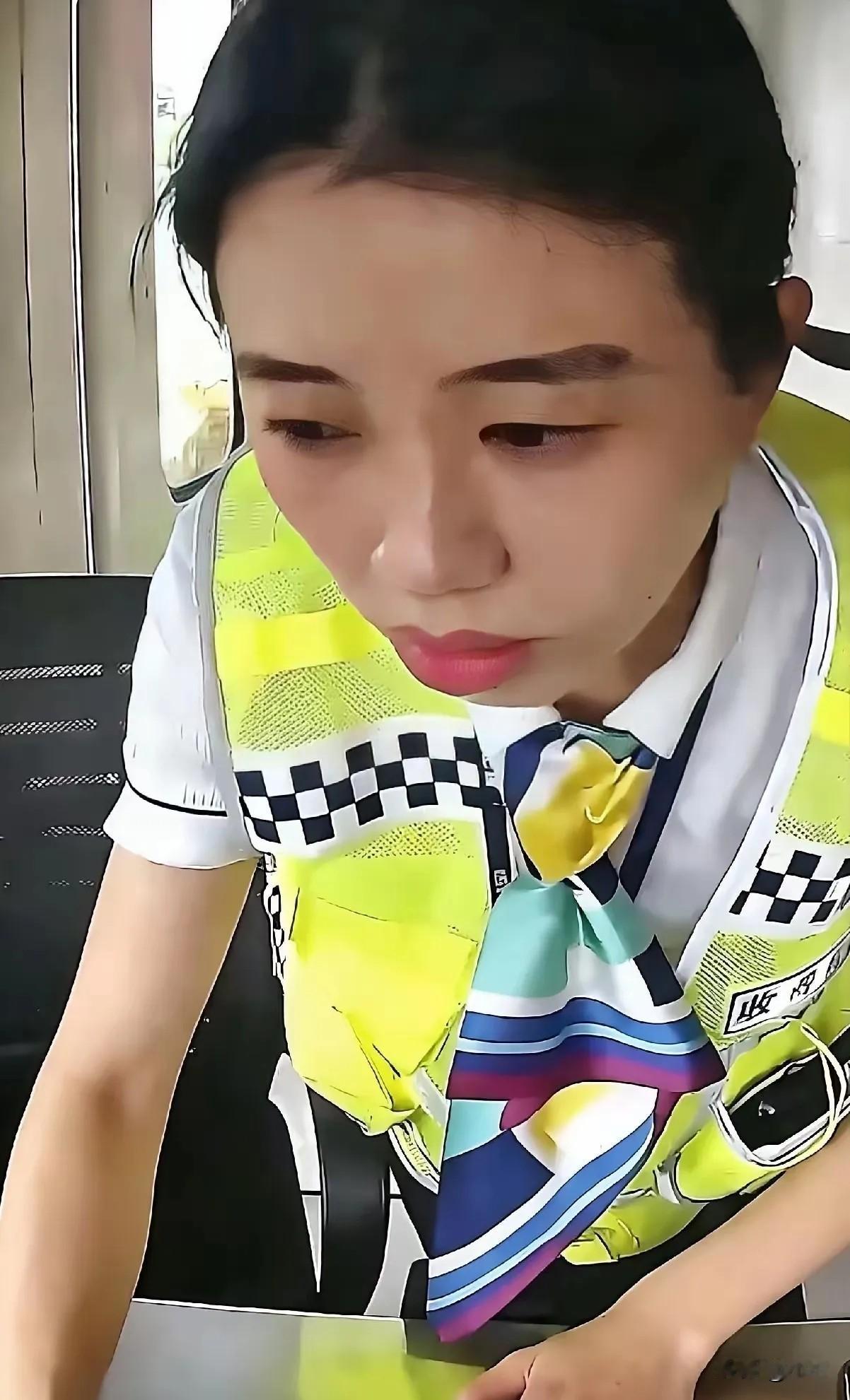 “这个女的火了！”浙江，男子开货车下高速，需要交1396元通行费才能走，没想到，