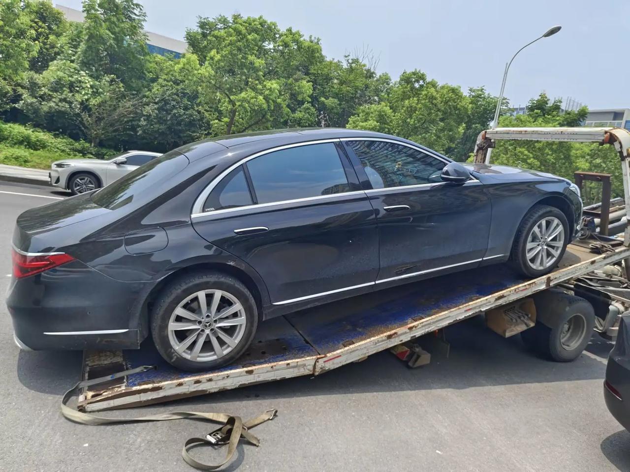 接待完客户，车拉去4S店修理了，这些天只能开我的小迈腾了。[笑哭][笑哭][笑哭