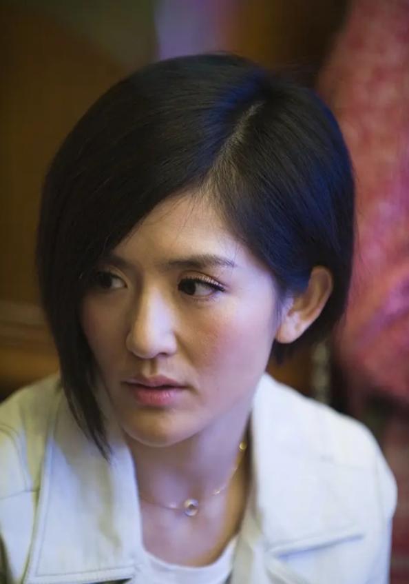 一次，谢娜在包文婧那借了3万澳元，后来还给她3万人民币，包文婧闷闷不乐，直接问她