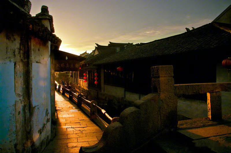 阳光信用  不要和过去过不去，因为它已经过去，不要和现实过不去，因为你还要过下去