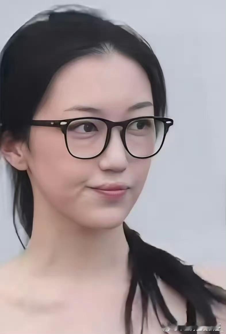 李嫣唇部的痕迹虽还隐约可见，但这早已不是人们关注的焦点。她周身散发的从容与气质，