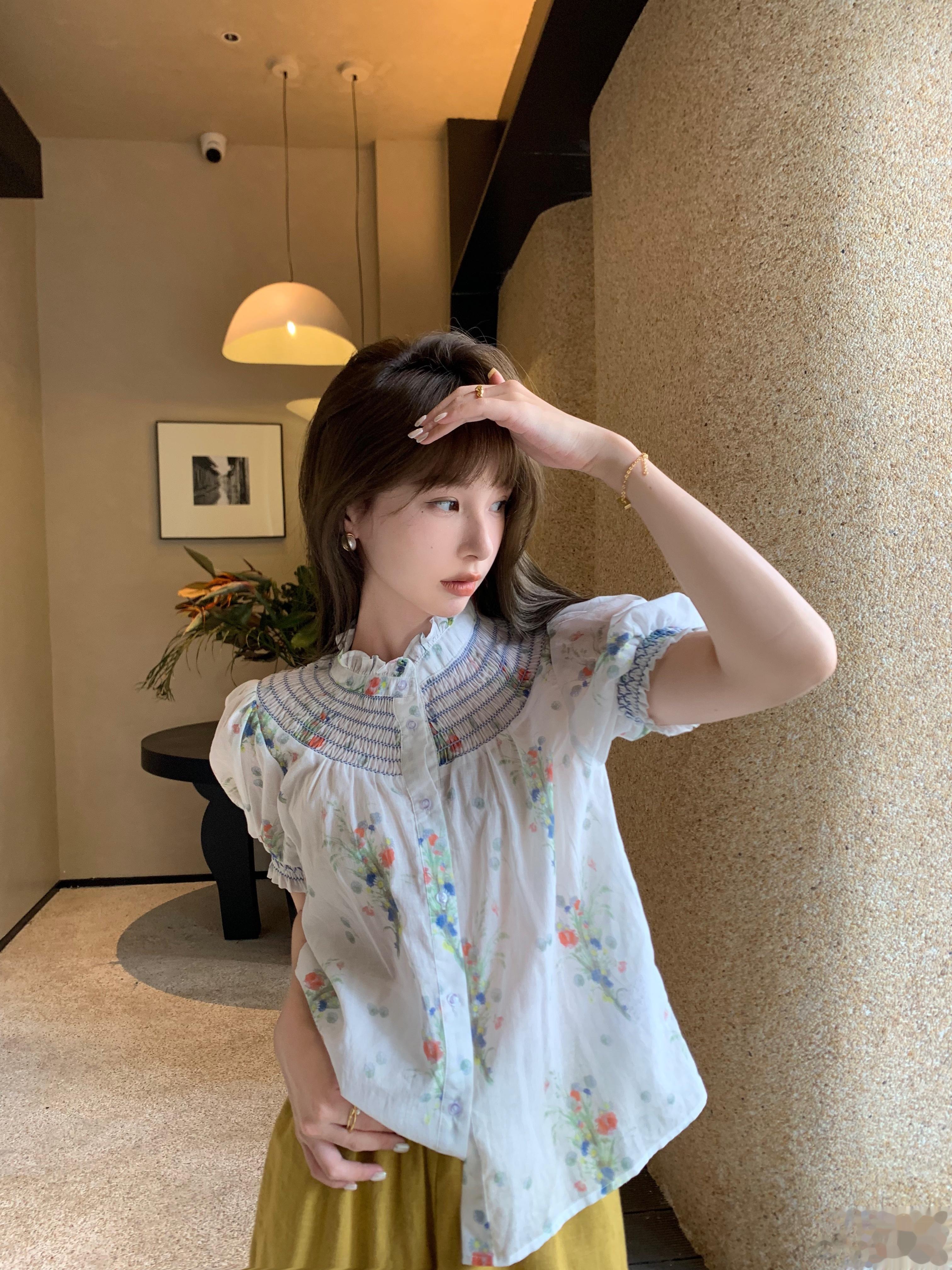 夏日浪漫感的小衫印的是整个的花束 不同于碎花的可爱 也有扑面而来春夏的感觉💐 