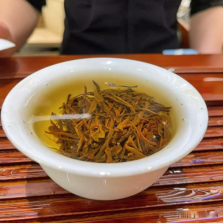 《问茶道·楚辞天问体》
铜壶沸兮，芽何以安？世人慕色兮，茶何以堪？
初时不显兮，