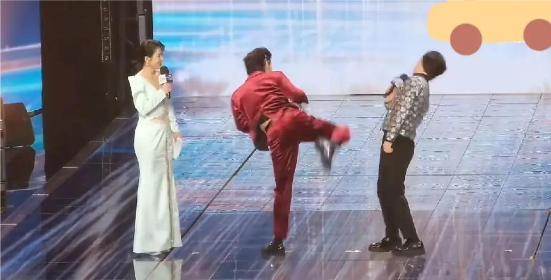 向佐也太自信了吧！
向佐参加微短剧品质盛典，他穿着酒红色丝绒西装，站在两位主持人