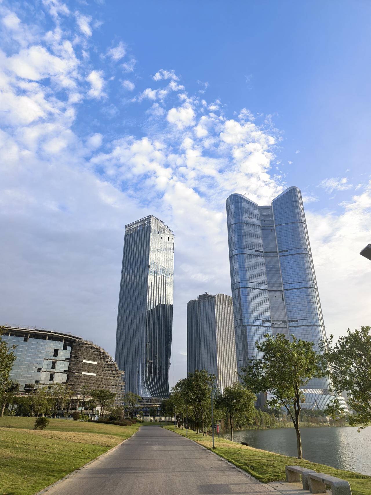 郊区新城拔地而起！广州黄埔第一高楼知识塔已全面竣工，高302米，今年将商业化试运