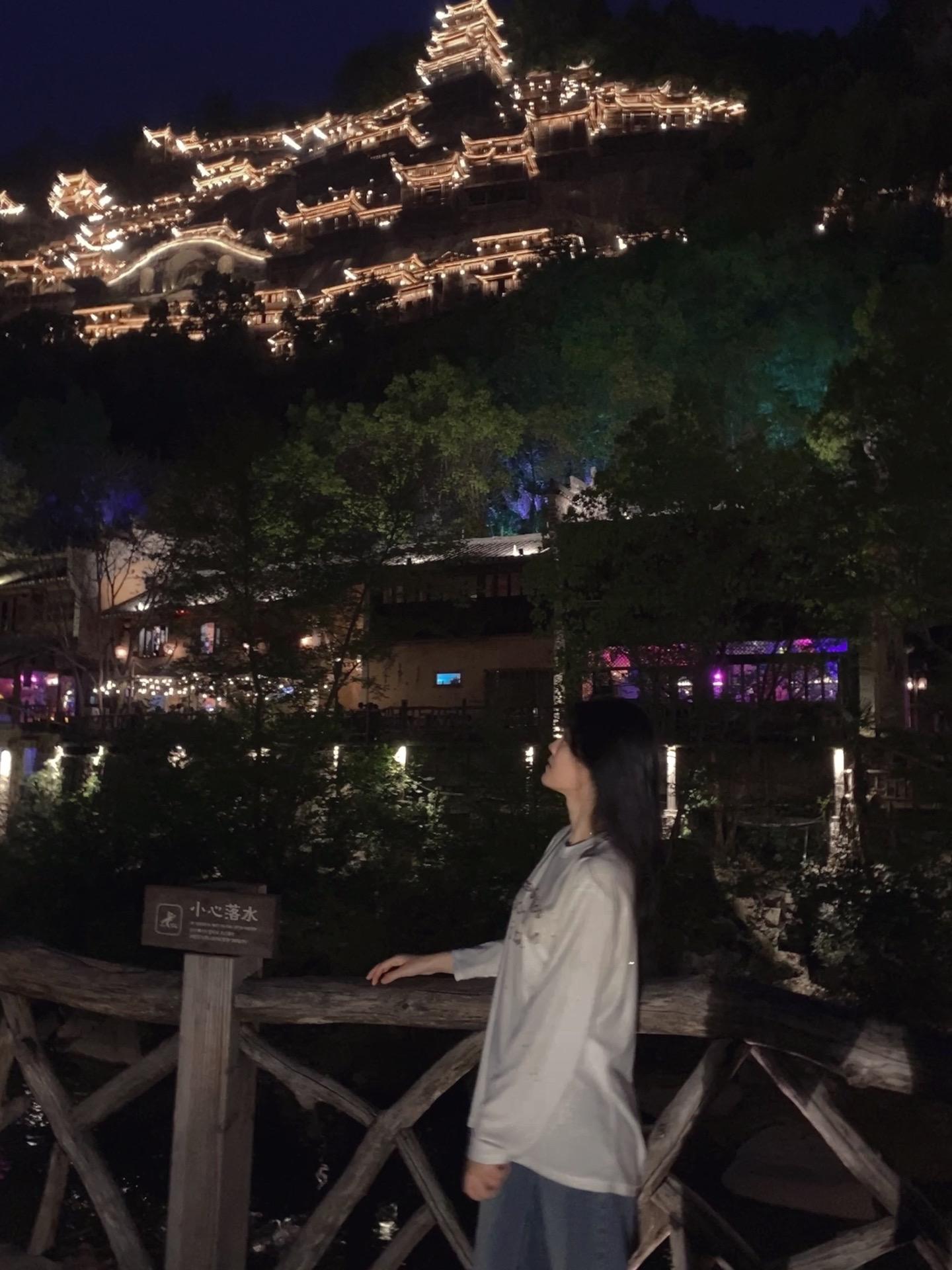 悬挂在峭壁上的世界🏔️