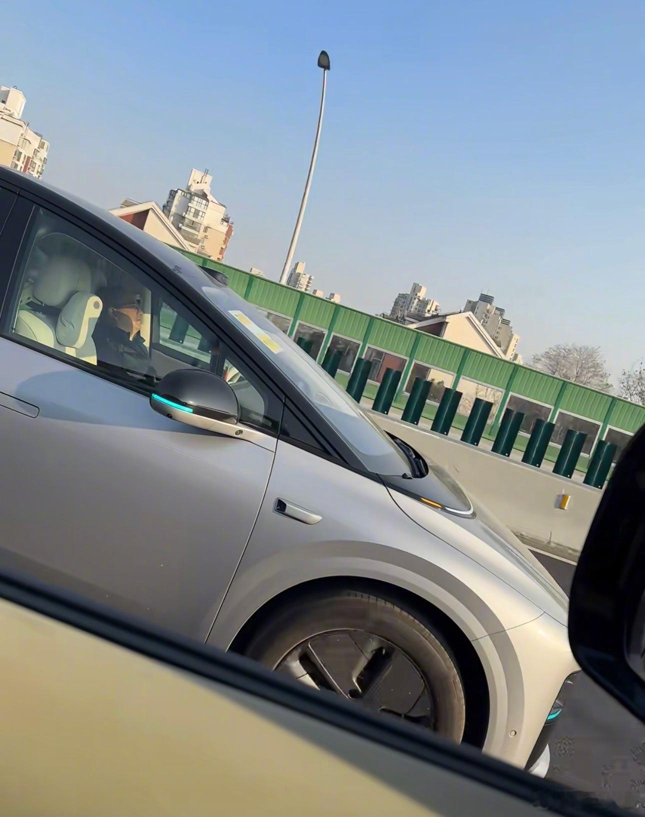 等等，司机好像"真睡着"了