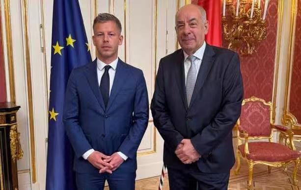 中东欧政坛迎来惊天变局，执政16年的强人轰然落幕，刚上台的新领袖直接“动刀”，匈